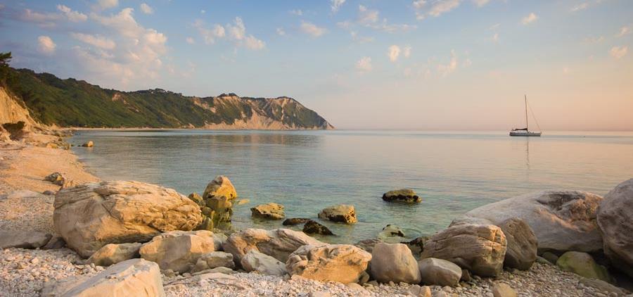 Dal Mandracchio alla Baia di Portonovo Domenica 19 Maggio Riservato Raduno Camper Eventi in Programma Minicrociere in Peschereccio «Ankon da Mare a Mare» 1 Crociera Durata 4 ore Max 35 passeggeri