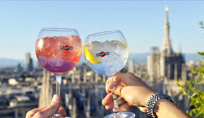 A PLACE TO BE L a Terrazza MARTINI dal 1958 domina il centro storico di Milano e offre, dall ultimo piano del grattacielo di Piazza Diaz, uno straordinario colpo d occhio sulle guglie del Duomo, così