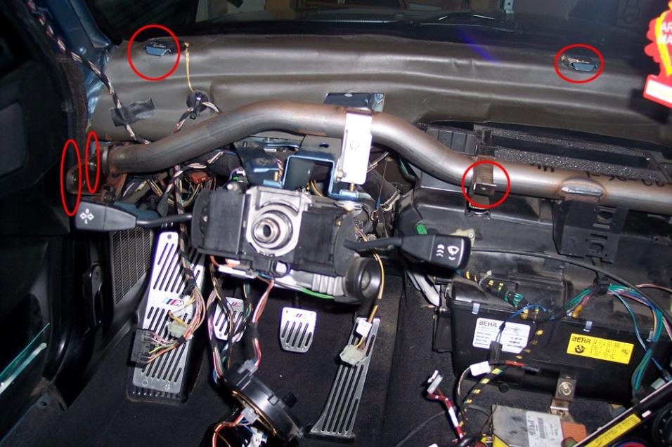 In teoria ora potreste togliere tutto solo che l airbag dal lato del passeggero e la plastica dal piantone dello sterzo sono un po difficili da rimuovere. 2.