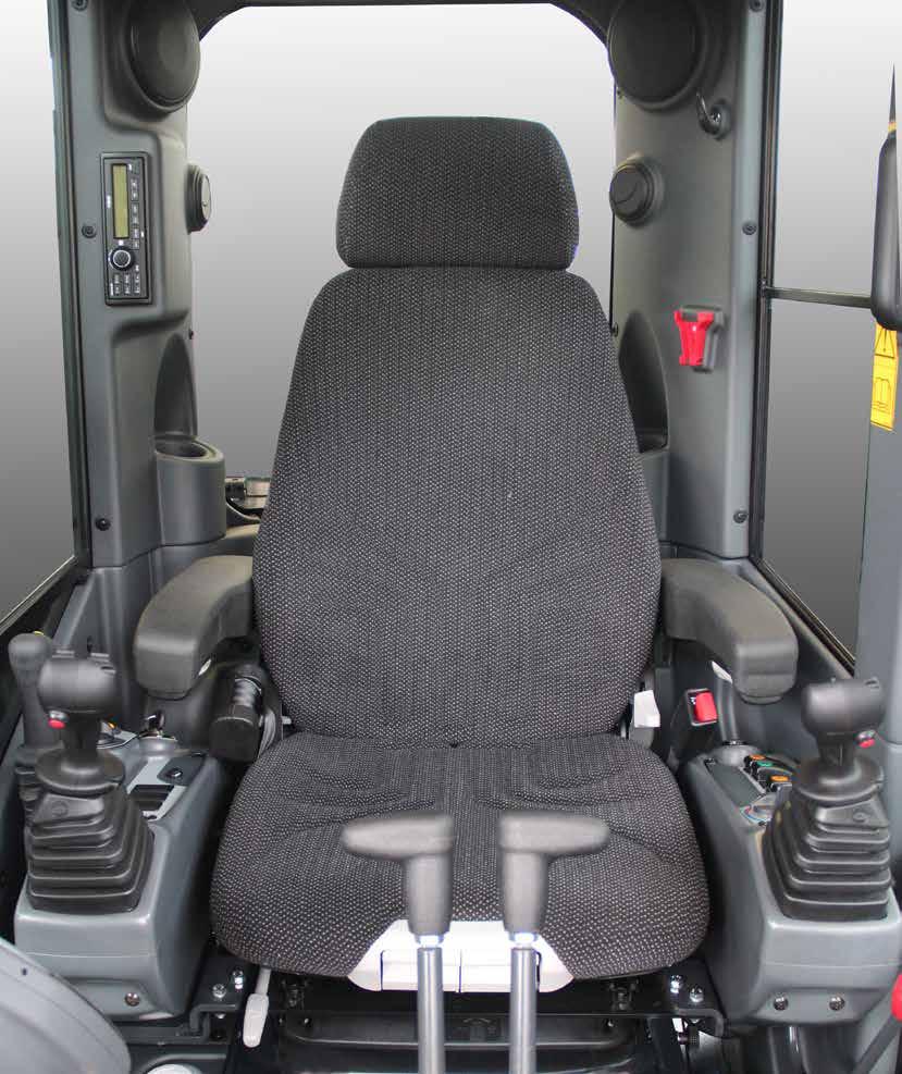 Il posto guida ergonomico è comprensivo di comandi servoassistiti, sedile ammortizzato completo di braccioli e leve di traslazione dotate di pedali richiudibili.