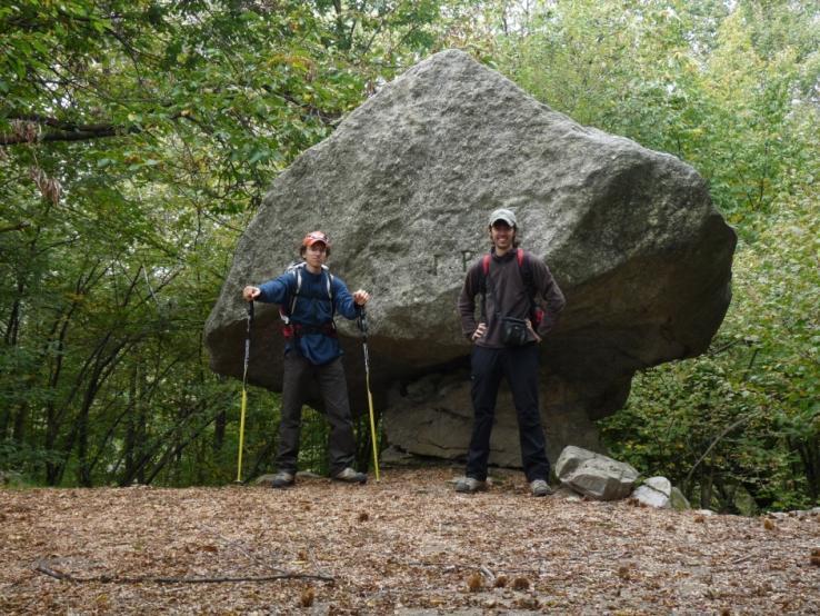 Vicino a Montepiatto ci sono questi grandi massi.