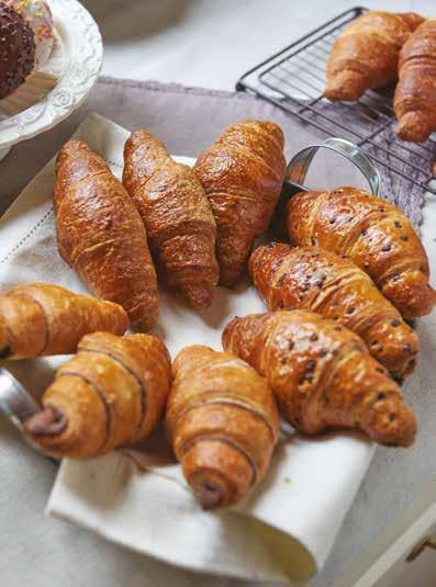 Piccolo cornetto con Lievito Madre de Il Pasticcere, arricchito con granella di cioccolato fondente nella pasta, farcito con crema di nocciole cacao. Lucidato in superficie.