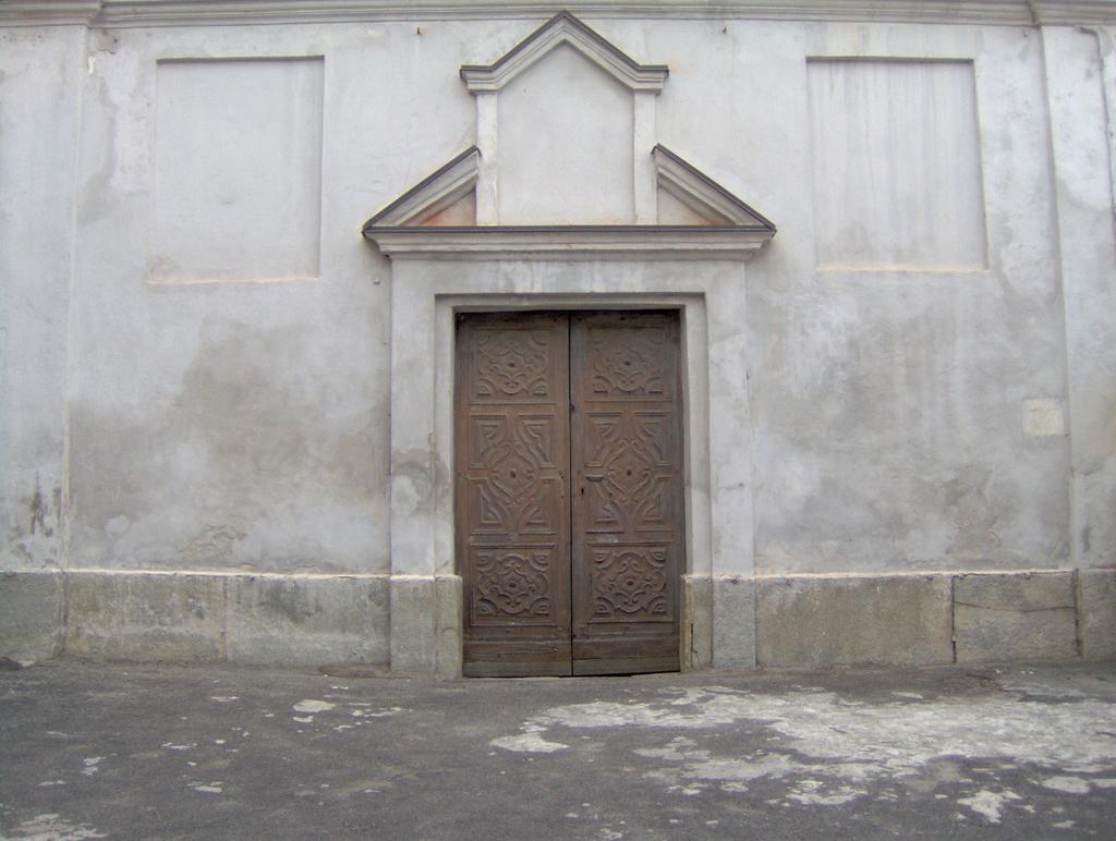 A sinistra: il portale della Confraternita.