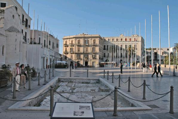 1. PIAZZA DEL FERRARESE Il nostro itinerario parte dal punto in cui si divide la città nuova dal cosiddetto borgo antico, attestato da una lapide visibile posta nel 1963 che ricorda il 150esimo