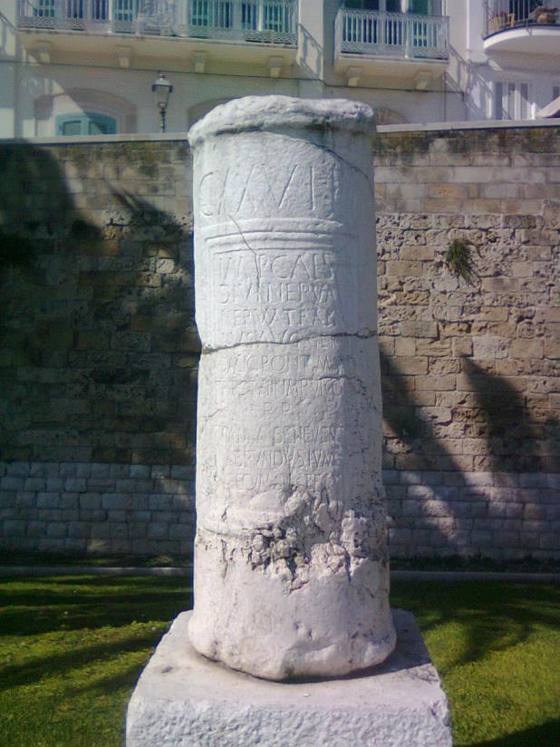 4. COLONNE ROMANE Sotto la Muraglia si notano delle colonne ben allineate.