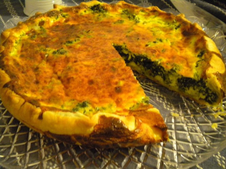 TORTA RUSTICA O QUICHE DI BROCCOLETTI E SCAMORZA 1 pasta sfoglia, broccoletti lessati e ripassati in padella,150 gr di scamorza,3 uova,60 gr di parmigiano,200 ml di panna da cucina,200 ml di latte.