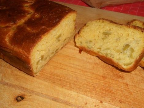 PLUMCAKE SALATO FAVE E PECORINO INGREDIENTI 190 g di fave sbucciate fresche o surgelate 2 uova 10 g di lievito di birra 30 ml di olio di semi di mais 180 gr di farina 100 ml di latte 50 g di pecorino