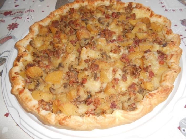 TORTA RUSTICA ALLA BOSCAIOLA CON PATATE PANCETTA E SALSICCIA 1 rotolo di pasta sfoglia 2 salsicce 4/5 patate lesse 50 g di parmigiano grattugiato Pepe e sale 1 spicchio di aglio 100 g di pancetta