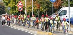 I bambini si recano sul percorso e aspettano al capolinea o alle fermate i volontari e il gruppo, per proseguire insieme verso la scuola.