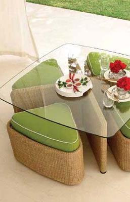Inserendo un tavolo con sedie incorporate sarà possibile ricavare maggior spazio, quando non