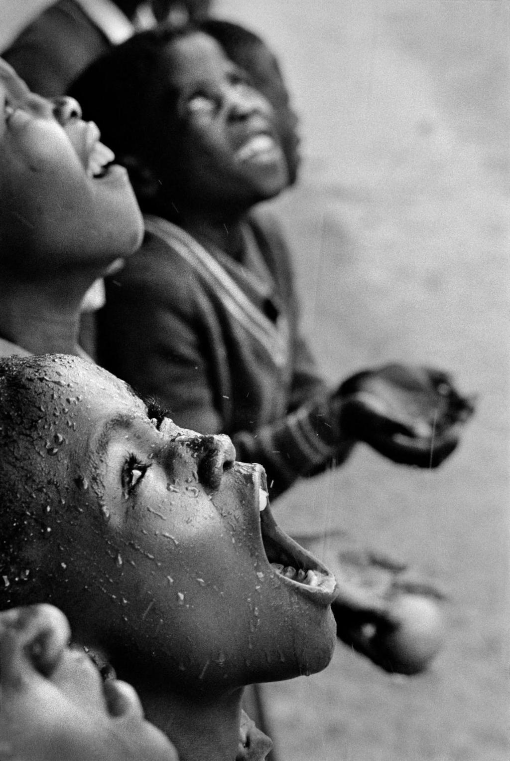 Acqua: l oro blu del XXI secolo Children catch rain water in Lesotho