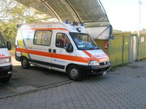 Mezzi di soccorso Mezzi di soccorso: Ambulanze Automedica Elisoccorso LE AMBULANZE In Italia in base all equipaggio e all attrezzatura possiamo dividere le ambulanze in: msb: Mezzi di Soccorso di