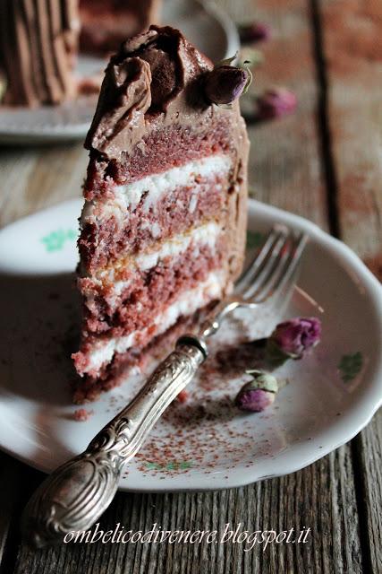 Per la buttercream, in un pentolino mettete la maizena, versate poco latte quindi mescolate con una frusta per evitare i grumi, aggiungete gradualmente altro latte sempre mescolando.