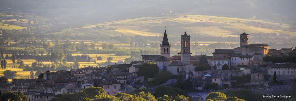 Descrizione dei luoghi d interesse Assisi: Assisi è una bellissima cittadina medievale, costruita sulle pendici del Monte Subasio.