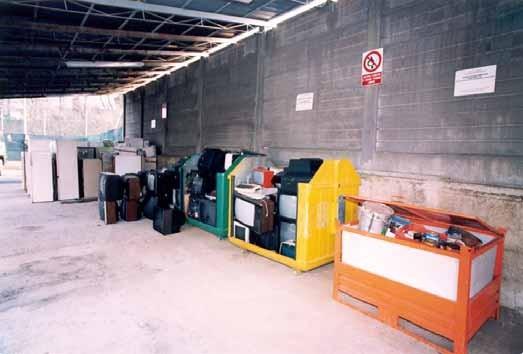ECO-CENTr0 O ISOLA ECOLOGICA I Centri di Raccolta, detti comunemente Eco-centri, sono delle aree attrezzate dove i cittadini possono conferire varie tipologie di rifiuti.