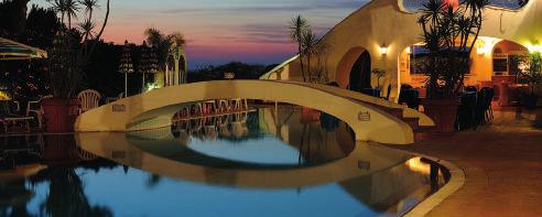 Sun & Relax: Due piscine termali di cui una coperta con ingresso esterno, solarium attrezzato con ombrelloni e sdraio.