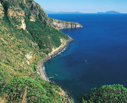 ISOLA D ISCHIA Ischia è la maggiore delle isole dell arcipelago campano con una superficie di oltre 46 Kmq. Fondata nel VIII sec. a.c. da coloni di Eubea col nome di Pithecusa è stata la più antica colonia greca del Mediterraneo occidentale.