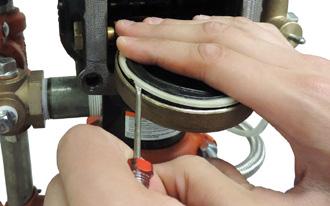 Conservare l anello di fissaggio per il rimontaggio. ATTENZIONE NON sollevare la rondella di tenuta fuori dalla tenuta del clapet dal foro più interno.