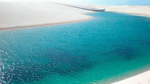 un'immensa distesa di dune alte di sabbia bianca e di innumerevoli lagune cristalline di acqua dolce.