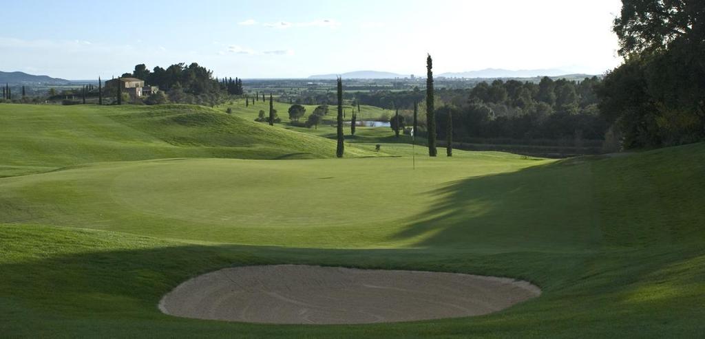 Golf Club Toscana Immerso tra gli oliveti e gli alti cipressi, opera del britannico Keith Preston, è un percorso incantevole.