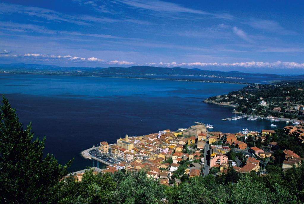 Porto Santo Stefano dista venti minuti dal Golf Argentario, è un suggestivo borgo marinaro con due porti, uno commerciale e uno turistico, da cui si possono raggiungere l Isola del Giglio e l Isola