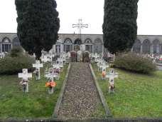 30. Lapide commemorativa ai caduti Prato, via Galcianese, Cimitero della misericordia All interno del terzo quadrato del cimitero della Misericordia, esiste uno spazio, al centro dell area del