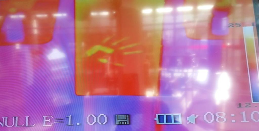 Termocamera La telecamera sensibile agli infrarossi riprende con colori caldi rosso giallo i corpi con temperatura maggiore e con colori viola quelli a temperatura più bassa.
