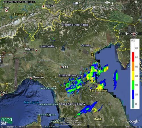 centro a sinistra), alle 14:12 UTC (in centro a destra), alle