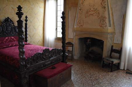 5 - Stanza del Vescovo Questa era la camera da letto del Vescovo. Il letto è corto perché il Vescovo dormiva seduto con molti cuscini.