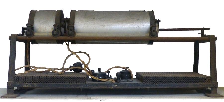 Forni elettrici Nella nostra collezione museale è presente anche un forno a combustione elettrico (figura 9), prodotto dalla ditta Heraeus a partire dai primi anni del 900.