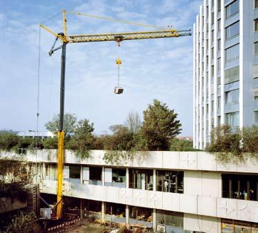 Come gru standard, la 32 TT può essere manovrata, con la torre sfilata a metà o completamente, mediante gli assali stradali nei cantieri più angusti.