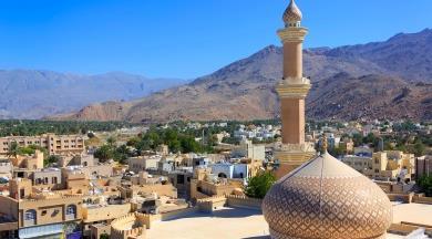 Visita della Sultan Grand Mosque; trasferimento in jeep 4x4 a Nizwa attraverso l avventuroso Wadi Bani Awf; soste e attività lungo il percorso, con guida locale parlante italiano.