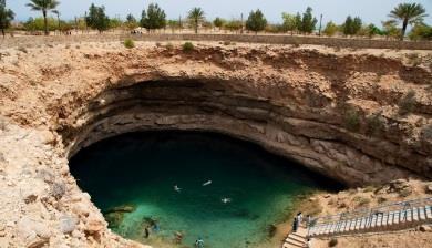 Lungo il tragitto sosta fotografica al fantastico Wadi Shab, rigogliosa oasi tra le montagne con le sue pozze d acqua cristalline.