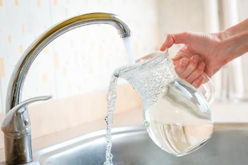 PERCHÉ BERE L ACQUA DI RUBINETTO L acqua di rubinetto è buona e sicura, rispetta elevati standard di qualità ed è comodamente disponibile.