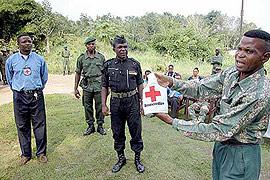 I soccorritori della Croce Rossa Nazionale prendono parte a un esercitazione per barellieri presso le forze armate I fondatori del Movimento Internazionale della Croce Rossa e Mezza Luna Rossa, oltre