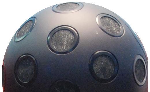 2. Array sferico La realizzazione fino ad ora impiegata è stata denominata 3D-VMS ed è basata su una sonda sferica di circa 8,5 cm di diametro, su cui sono posizionate 32 capsule microfoniche (figura