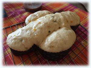 Preparazione della glassa Colomba Pasquale Tritate le mandorle con lo zucchero e gli amaretti fino ad ottenere una polvere