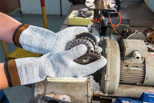 Rivestimento in nitrile per la protezione dal contatto con oli, idrocarburi e grassi; guanti morbidi e confortevoli; dorso areato; eccellente comfort e facilità di movimento; finitura rugosa sul