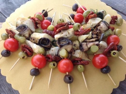 Spedini di verdure: spiedino composto da un misto tra zucchine grigliate, melanzane alla griglia, pomodoro fresco,