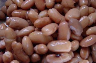 Fagioli conditi - fagioli in scatola prezzemolo olio di oliva sale Scolare i fagioli e condire con olio di oliva, sale e