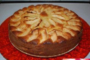 Torta di mele Farina (glutine) zucchero burro uova mele lievito per dolci limone grattugiato sale In una terrina lavorare bene le uova intere con lo zucchero; aggiungere il limone grattugiato la