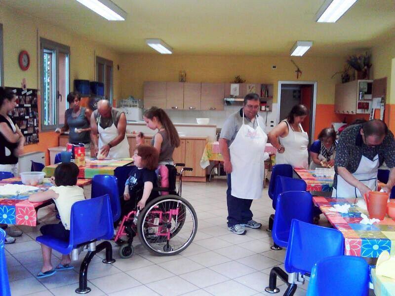 Preparare la pasta bigoli col torcio Pochi ma buoni ci siamo trovati a Montebello nella sede della cooperativa dove