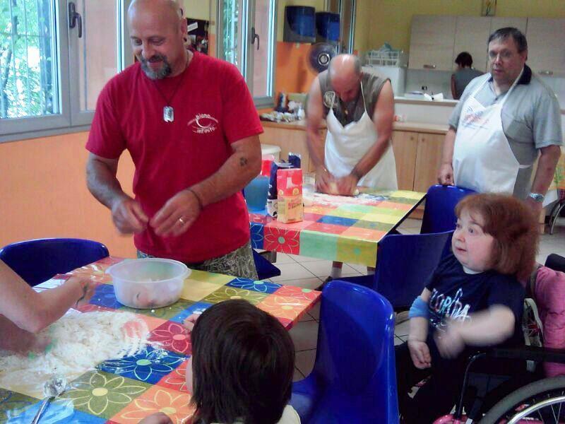 Le ragazze hanno preparato la pasta e i maschi, Giulio, Roberto hanno fatto funzionare il torcio.