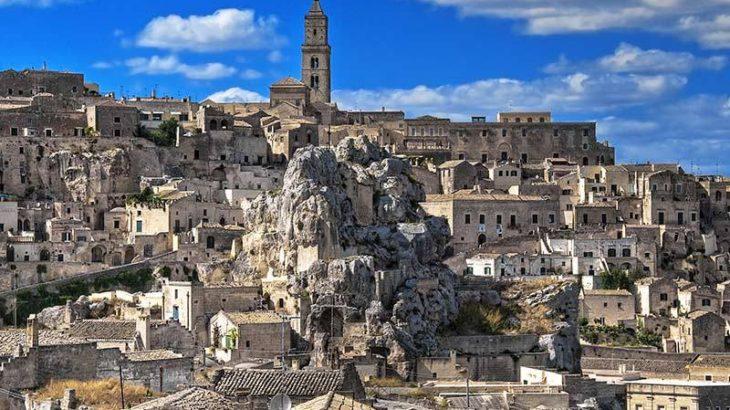 MATERA Matera è la seconda città della Basilicata per abitanti ed è conosciuta anche con il nome città dei sassi o città sotterranea.