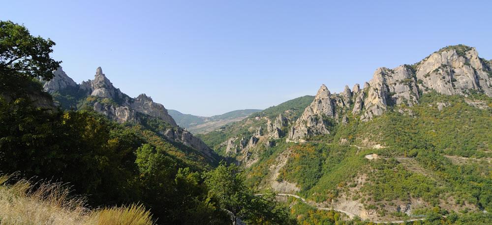 Nel cuore della regione si innalzano da un fitto tappeto di boschi le DOLOMITI LUCANE, montagne dalle strane forme.