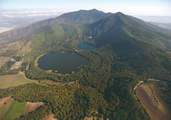 LAGHI DI MONTICCHIO I laghi di Monticchio sono due piccoli laghi poco distanti l'uno