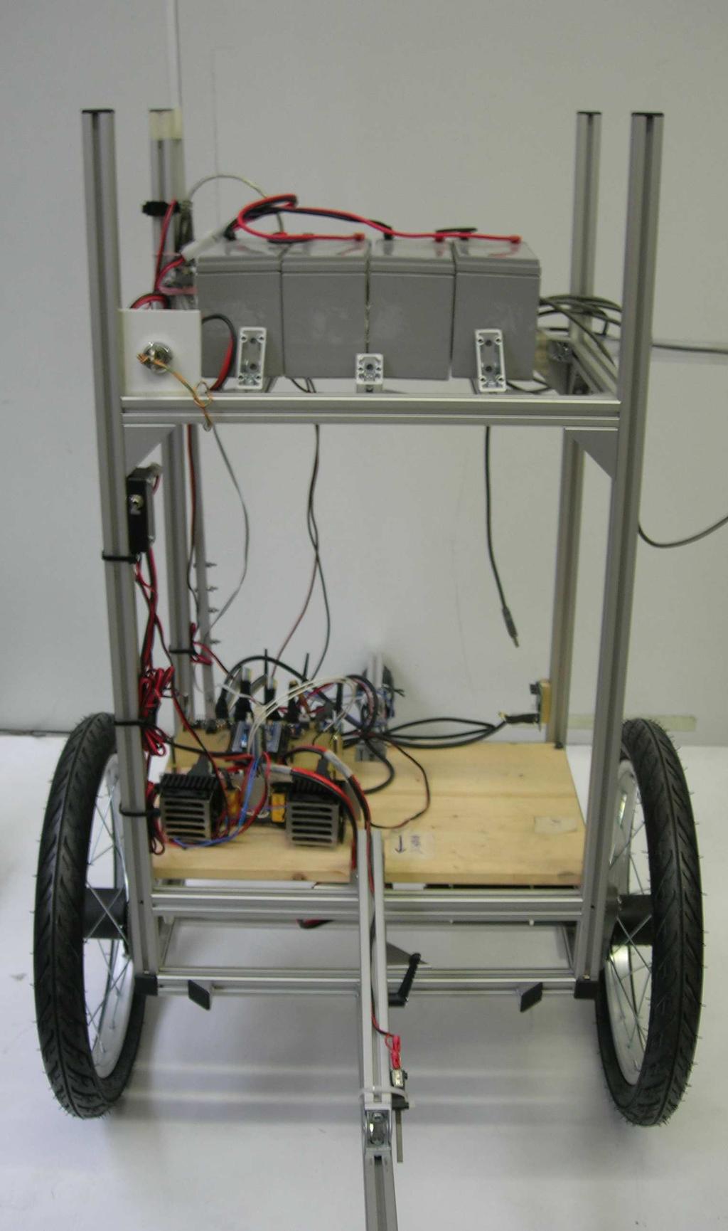 Descrizione del lavoro svolto Studio teorico Descrizione dinamica del sistema Stima dell inclinazione del robot Realizzazione del robot Progetto meccanico