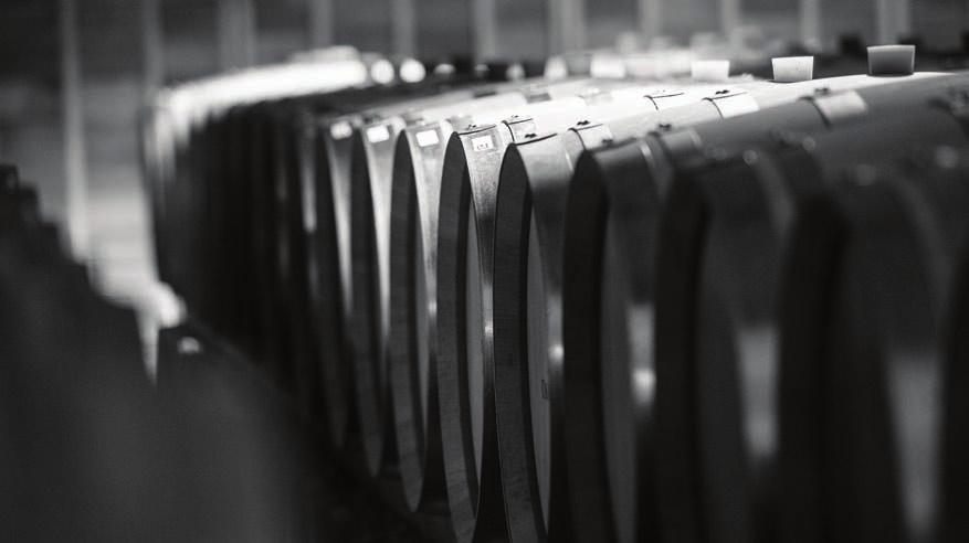 hl, il 60% in acciaio AFFINAMENTO: 12 mesi in botte sui propri lieviti, poi minimo 6 mesi in bottiglia Un vino di eccezionale consistenza e grande raffinatezza.