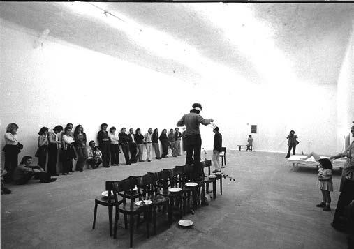 45. CALZOLARI Pier Paolo (Bologna 1943), Pier Paolo Calzolari - Performance, Galleria Franco Toselli - Via Melzo 34, Milano, [scatto: 08-06 - 1974] - [stampa: vintage], 15x10 cm, fotografia originale