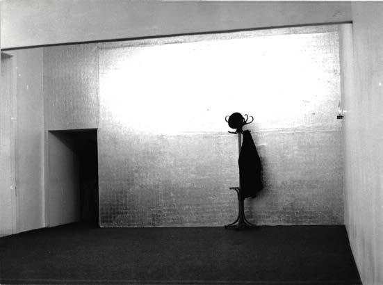 80. KOUNELLIS Jannis (Piraus, Grecia 1936 - Roma 2017) - JODICE Mimmo (Napoli 1934), [senza titolo], s.l. [Napoli, Galleria Lucio Amelio], s.e., 1974, 17,6x23,7 cm, fotografia originale in bianco e nero impressa su carta Agfa, stampa vintage.